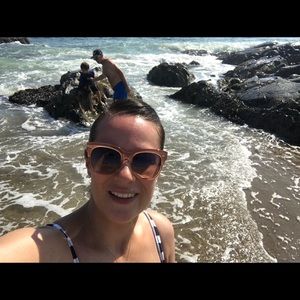 Meet your Posher, Claudia